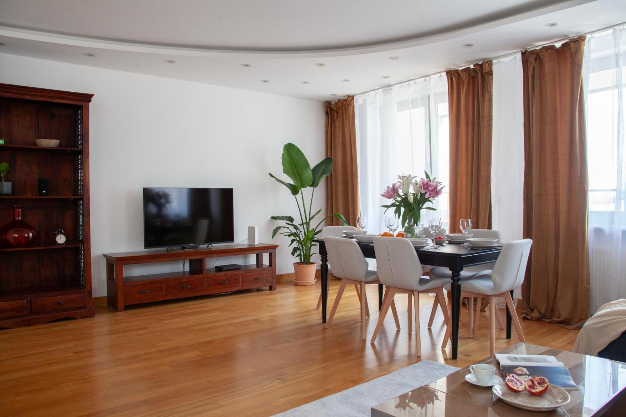 Apartment Oomph Skyline 3bdr Retreat With Ac Warsaw