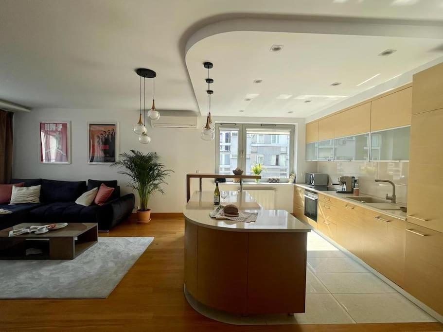 Oomph Skyline 3bdr Retreat With Ac Appartamento Varsavia