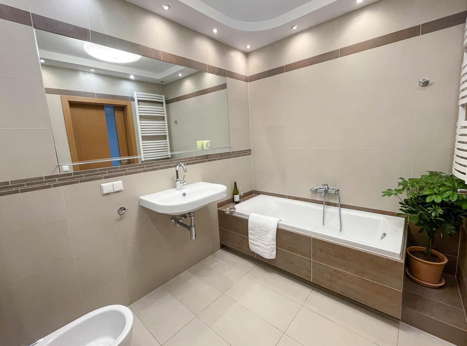 Oomph Skyline 3bdr Retreat With Ac Appartamento Varsavia